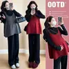 Nuevo conjunto de maternidad otoño/invierno: un conjunto de tres piezas que incluye un chaleco de punto de cuello semi-alto, pantalones de pierna ancha y una prenda base, diseñado para cubrir el abdomen y que se puede usar como ropa exterior
