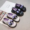 Zapatos de princesa para niñas, colección de otoño, zapatos de piel para niños con suela blanda, zapatos de actuación, con lazo, negros, modernos y antideslizantes
