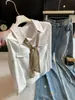 Camisa de seda chic estilo francés con cordones en el cuello y mangas largas, disponible en manga tres cuartos, en color blanco y té con leche, color liso, alta elasticidad