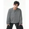 Camiseta de manga larga a rayas con cuello Henley estilo americano, unisex, corte holgado y relajado, perfecta para usar en capas en otoño