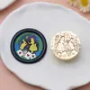 Nuevo sello de lacre de la serie Alice, con un diseño de relieve plano con personajes de dibujos animados únicos y escenas mágicas, hecho de latón macizo