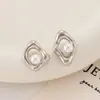 Novos Brincos de Pérola Geométricos Assimétricos Design de Nicho Simples Versátil Brincos Versáteis Exquisitos Brincos de Alta Qualidade