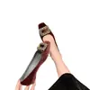 Zapatos de boda rojos para mujer, nuevo modelo 2026, aumento interno de altura de 4.5 cm, terciopelo dorado, pedrería brillante, hebilla cuadrada, punta cuadrada, zapatos de salón de corte bajo