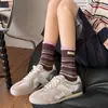 Calcetines de primavera y verano para mujer con etiquetas de tela de color contrastante, rayas coloridas, bordes enrollados, diseño de volantes de moda, versátiles calcetines de algodón hasta la pantorrilla para primavera y otoño