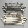 Camiseta Nueva de Primavera de Manga Corta para Mujer, Estilo Rayado Vintage de Gamuza Delicada, Cuello Redondo, Holgada, Versátil, Casual, Top que Reduce la Edad