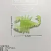Una variedad de accesorios de juguetes de broma de Halloween animales de simulación insectos araña escorpión ciempiés y otros juguetes de broma DIY
