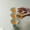 En las montañas, volviendo a los pinos, los campos verdes, lirio del valle pintado a mano, un juego de té kung fu de cuatro tazas, un regalo de negocios para personas mayores