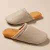 Pantuflas de algodón silenciosas para hombre, con una lujosa textura similar al cuero, perfectas para uso en interiores en dormitorios durante el otoño y el invierno. Tienen una suela suave y antideslizante