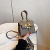 Bolso pequeño portátil vintage informal de alta gama para mujer, nuevo bolso de hombro cuadrado pequeño de estilo coreano de 2024.