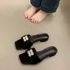 Sandalias planas elegantes Chuyuji de estilo francés con punta cuadrada y pedrería para mujer, para uso exterior en verano, nuevo modelo 2026, tacón medio grueso inspirado en Chanel