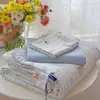 [Productos Premium de Xiangling] Juego de cuatro piezas de colcha de verano de gasa de doble capa transpirable 100% algodón con diseño de cordón, gasa de doble cara