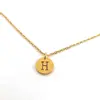 Collar con Colgante de Alfabeto de Acero Inoxidable 26 Letras, Cadena para Clavícula, Pieza Redonda Chapada al Vacío en Oro de 18 Quilates, Colgante de Acero de Titanio de Moda, Superventas Transfronterizo