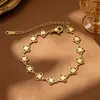 Pulsera floral simple de color dorado, lujo ligero, nuevo diseño de flor de durazno, regalo de cumpleaños versátil para novia, acero inoxidable de alta gama