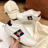 Tênis Casuais Slip-On Masculino e Feminino de Solado Plano com Bordado de Abelha Estilo Coreano para Casal g Marca Novos Sapatos Brancos Outono e Inverno 2026