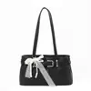 Bolso de mano para mujer estilo retro, un bolso de hombro nicho y sofisticado, nueva colección de otoño 2026, fresco y versátil, perfecto para el trabajo diario y diseñado para llevarse debajo del brazo