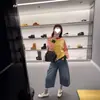 Pantalones Capri de Mezclilla Desestructurados Zhangzhang Rebel con Etiqueta de Cuero Versátil