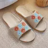 Chinelos Femininos Novos de Linho Bordados à Máquina para Uso Doméstico no Verão Feminino para Casais Sandálias Macias Antiderrapantes Internas para Verão Masculino