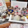LLavero de peluche con forma de oso y gafas de sol rojas de Internet, bonito colgante para bolso escolar, joyería pequeña, llavero para coche, regalo al por mayor