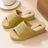 Pantuflas de tacón alto para mujer para verano, de suela gruesa, a la moda, antideslizantes, de suela blanda, adecuadas para uso en casa, zapatos de mamá, sandalias de cuña sociales