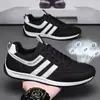 Zapatos nuevos para hombre, modernos y populares, con parte superior de malla transpirable, diseño ligero, amortiguación que absorbe los impactos y suela suave, perfectos para estudiantes, y en un estilo coreano de moda, adecuados para correr y uso casual
