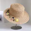 Sombrero de paja de rafia hecho a mano con pompón de margarita estilo bosque, de ala plana para mujer, sombrero tipo cubo transpirable de protección solar de lujo ligero para verano