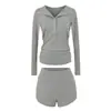 Conjunto de camisa base manga larga, multi-botón, inteligente, casual, versátil, corte slim, y shorts deportivos ajustados al cuerpo, de cadera, estilo 'hot girl'