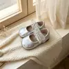 Sapatilhas Mary Jane bordadas, doces e bonitas, para meninas, nova coleção primavera/outono 2026, sola macia, com design em malha e estilo princesa, sapatos de couro versáteis