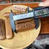Talla de madera de durazno natural, diseño de "riqueza instantánea", disponible en varios estilos, forma rectangular con dos agujeros, adecuado para collares y llaveros DIY
