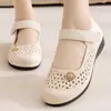 Sandálias de Moda Nova de Verão Femininas Sola Grossa Mãe Meia-Idade Antiderrapante Sola Macia Sapatos de Praia para Exterior Sapatos de Trabalho