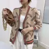 Cardigan Jacquard de Lã com Letras Versátil e Moderno para Mulheres 2026 Outono e Inverno Novo Estilo Estilo Preguiçoso Slim Fit Cardigan de Tricô