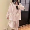 Nuevo conjunto de pijama para mujer de estilo moderno y suave para otoño, con cuello redondo, ribete de volantes, mangas largas y pantalones largos.
