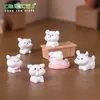 Fofa e feliz pequena estatueta de cachorro branco, perfeita para decorações DIY de casa de bonecas, enfeites de pendurar, paisagens em miniatura de mesa e pequenas peças decorativas
