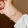 Pulsera de Flor de Nácar con Circonita Dulce y Delicada Estilo Francés, Pulsera de Lujo Ligero de Gama Alta, Joyería de Mano Elegante Versátil de Nicho para Mujeres