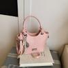 Bolso de mano retro con textura popular de este año, bolso de hombro colgante para mujer, tendencia de primavera 2025, sencillo y combinable.