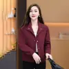 Chaqueta corta elegante personalizada de color burdeos con cuello alto para mujer, nuevo estilo otoño 2026, corte holgado, adelgazante, camisa chaqueta casual versátil