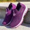 2026 Verão Novo Modelo Sapatos Femininos para Caminhada Atacado Respiráveis Slip-On Solado Macio para Mães de Meia-Idade e Idosas