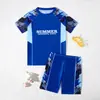 Novos estilos de verão de moda praia infantil: trajes de banho simples e estilosos para estudantes, incluindo um conjunto de duas peças de manga curta para meninos, perfeito para vendas transfronteiriças
