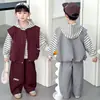 Conjunto de Sudadera para Niños Primavera 2026 Nuevo Conjunto Fresco y Elegante de Chaleco para Niños Conjunto de Tres Piezas Ropa Rayada para Niños Primavera y Otoño