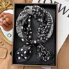 Lenço Quadrado Pequeno de Pintura a Óleo Lenço de Seda para Mulheres, Adequado para Primavera, Outono e Inverno, para Mães Combinarem com Camisas, Proteção para o Pescoço, Cachecol de Pescoço, Lenço de Chiffon 70X70