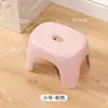 Taburete pequeño engrosado para adultos, resistente y duradero, banco de plástico para el hogar para sala de estar, taburete bajo para baño para cambiarse los zapatos para mujer
