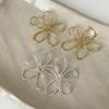 Pendientes de metal con forma de flor y hebilla para mujer, sencillos, elegantes, a la moda, con personalidad de nicho