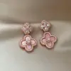 Brincos de Flor de Trevo Rosa Zircônia e Madrepérola, Brincos de Luxo Leve e de Alta Qualidade, Brincos da Moda Estilo Nicho para Mulheres