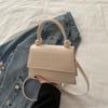 Bolsa Pequena Quadrada Simples com Padrão de Crocodilo para Mulheres Nova Moda Tendência Casual Texturizada de Ombro Transversal Primavera e Verão 2025