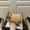 Bolsa de corrente estilosa para mulheres, uma bolsa de alta qualidade e tendência em formato de meia-lua, versátil para trabalho e lazer, uma bolsa de ombro fashion