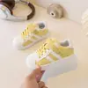 Tênis da Moda para Meninos 2026 Primavera e Outono Novos Sapatos Brancos Versáteis com Biqueira Shell para Crianças Tênis de Corrida Leves Casuais para Meninas