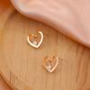 Nuevos aretes encantadores con goteo de aceite transfronterizo para Mujer, diseño de lujo ligero estilo francés, aretes en forma de corazón sinuosos, aretes de celebridad en línea al por mayor