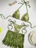 Traje de baño bikini de tres piezas con falda corta de malla y tela compuesta de encaje