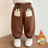 Pantalones de pana de algodón con estampado floral de una pieza para niña, ropa exterior holgada de invierno, pantalones 2026, nuevos y elegantes pantalones casuales para niña pequeña