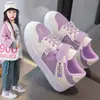 Zapatillas Blancas para Niños 2025 Primavera y Otoño Nuevo Estilo Zapatos Deportivos para Niñas con Superficie de Cuero y Suela Suave, Zapatillas Planas de Moda Tendencia