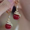 Pendientes de perla de serpiente roja para mujer, únicos, de alta gama, con hebilla de oreja, diseño de nicho, para Año Nuevo 2024